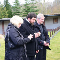 Kranzniederlegung am Grab von P. Richard Henkes in Limburg