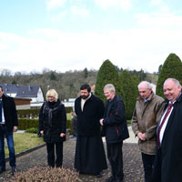 Kranzniederlegung am Grab von P. Richard Henkes in Limburg