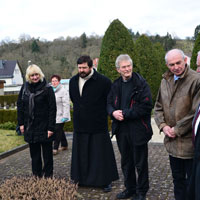 Kranzniederlegung am Grab von P. Richard Henkes in Limburg